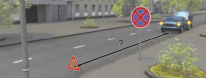 Билет №17, вопрос №7: На каком расстоянии  от транспортного средства должен быть выставлен знак аварийной остановки  в данной ситуации?