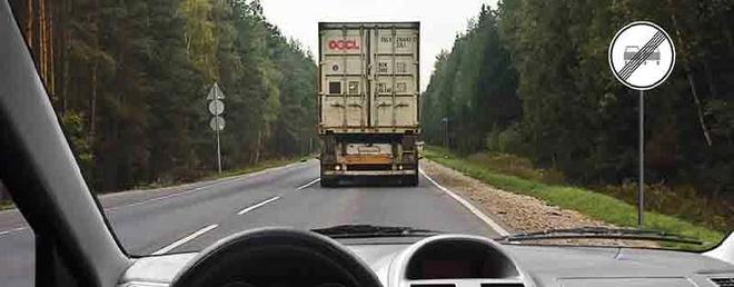 Билет №34, вопрос №19: При движении по двухполосной дороге за грузовым автомобилем у Вас появилась возможность совершить обгон. Ваши действия?