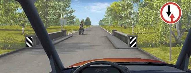 Билет №36, вопрос №2: Разрешается ли Вам въехать на мост одновременно с водителем мотоцикла?