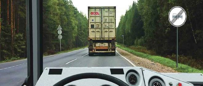 Билет №34, вопрос №19: При движении по двухполосной дороге за грузовым автомобилем у Вас появилась возможность совершить обгон. Ваши действия?